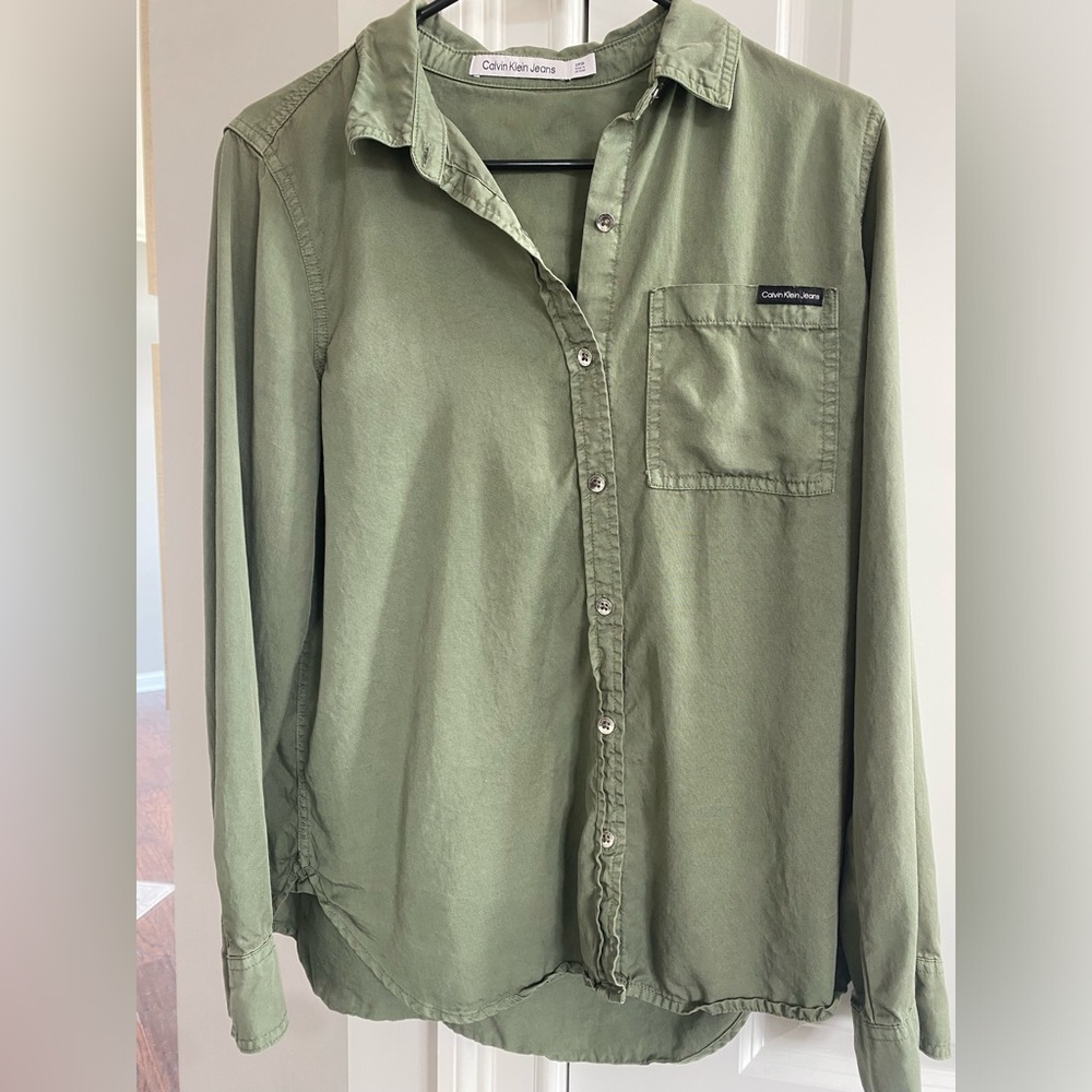 Calvin Klein Women's Split Hem Button Down Shirt with Roll Tab Sleeves - Picture 5 of 9